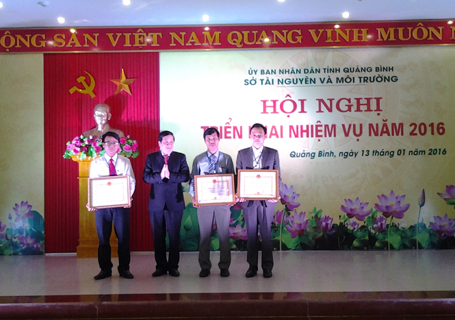  Đồng chí Nguyễn Xuân Quang, UVBTV Tỉnh ủy, Phó Chủ tịch Thường trực UBND tỉnh trao danh hiệu Chiến sỹ thi đua cấp tỉnh cho các cá nhân ngành tài nguyên và môi trường