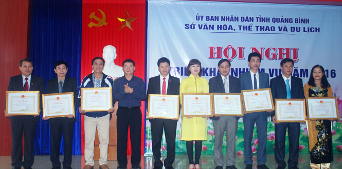 Đồng chí Trần Tiến Dũng, TUV, Phó Chủ tịch UBND tỉnh tặng bằng khen của UBND tỉnh cho các cá nhân đạt thành tích xuất sắc.