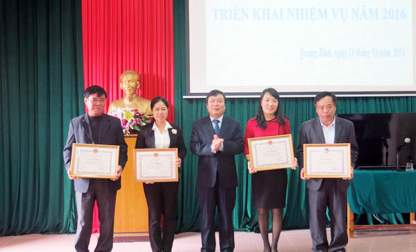 Đồng chí Trần Đình Dinh, TUV, Giám đốc Sở Nội vụ tặng giấy khen cho các tập thể có thành tích suất sắc trong công tác Nội vụ