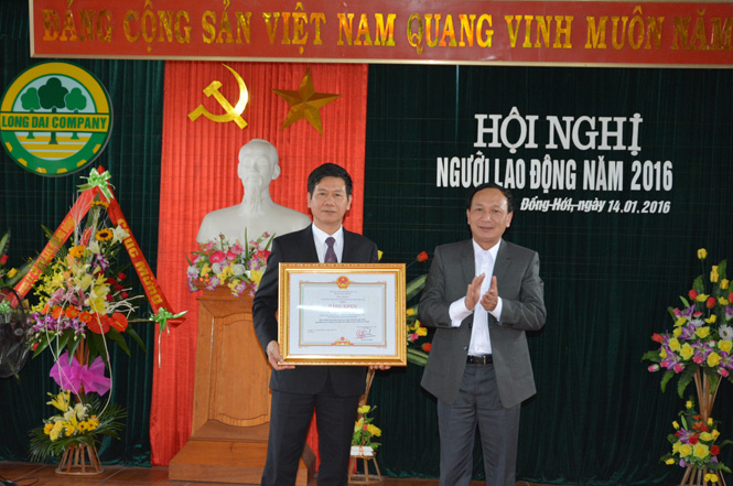 Thừa ủy quyền của Thủ tướng Chính phủ, đồng chí Trần Hải Châu, UVTVTU, Trưởng Ban Nội chính Tỉnh ủy tặng Bằng khen của Thủ tướng Chính phủ cho cá nhân có thành tích trong công tác từ 2010-2014.