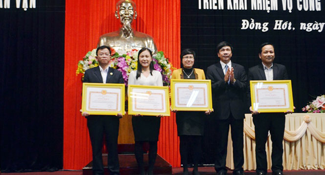 Đ/c Nguyễn Công Huấn, UVTV, Trưởng Ban Dân vận Tỉnh ủy trao bằng khen cho 2 tập thể và 2 cá nhân đã có nhiều đóng góp xuất sắc cho công tác Dân vận trong xây dựng Nông thôn mới năm 2015.