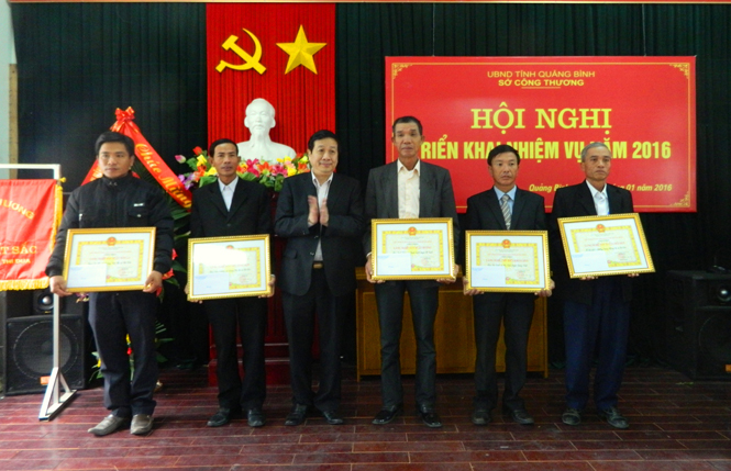 Đồng chí Nguyễn Xuân Quang, Uỷ viên Ban Thường vụ Tỉnh ủy, Phó Chủ tịch Thường trực UBND tỉnh trao danh hiệu làng nghề cho 5 tập thể