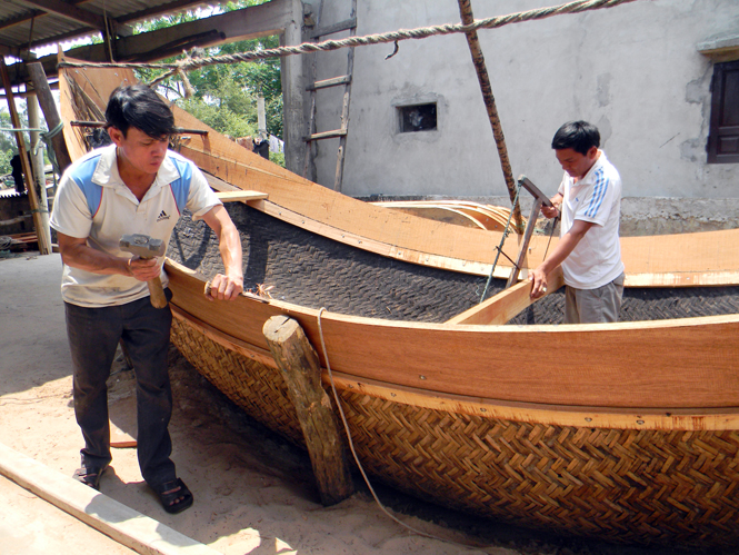 Ảnh 4 : Ngư dân xã Ngư Thủy Nam đóng mới bơ nan để đánh bắt thủy hải sản ở gần bờ.