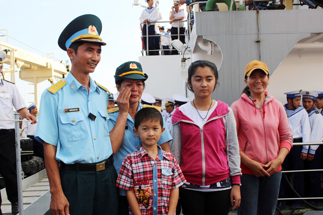 Ảnh 8 : Phút chia tay đầy cảm xúc của gia đình thiếu tá Nguyễn Ngọc Sơn, Lữ đoàn 146 Hải quân.