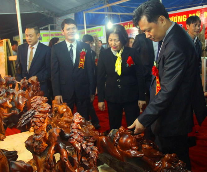      Các đồng chí lãnh đạo tỉnh và lãnh đạo Sở Công thương tham quan các gian hàng tại hội chợ