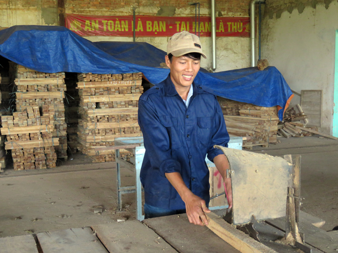  Dương Văn Thành bên dây chuyền chế biến gỗ cao su.