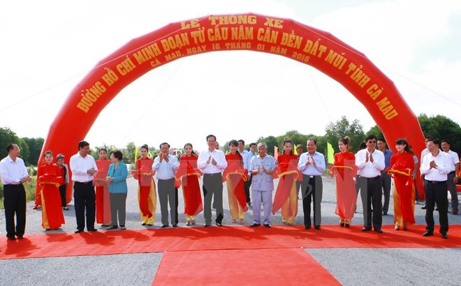 Thủ tướng Nguyễn Tấn Dũng và các đại biểu thực hiện nghi thức cắt băng Lễ thông xe đường Hồ Chí Minh. (Ảnh: Doãn Tấn/TTXVN)