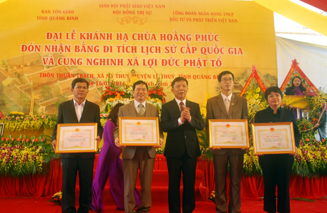 Đồng chí Nguyễn Hữu Hoài, Phó Bí thư Tỉnh ủy, Chủ tịch UBND tỉnh trao bằng khen của UBND tỉnh cho các đơn vị có thành tích phục dựng, tôn tạo chùa Hoằng Phúc.