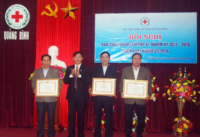 Đồng chí Cao Quang Cảnh, Ủy viên BCH Trung ương Hội Chữ thập đỏ Việt Nam, Chủ tịch Hội Chữ thập đỏ tỉnh trao bằng khen của trung ương Hội cho các đơn vị đạt thành tích xuất sắc.