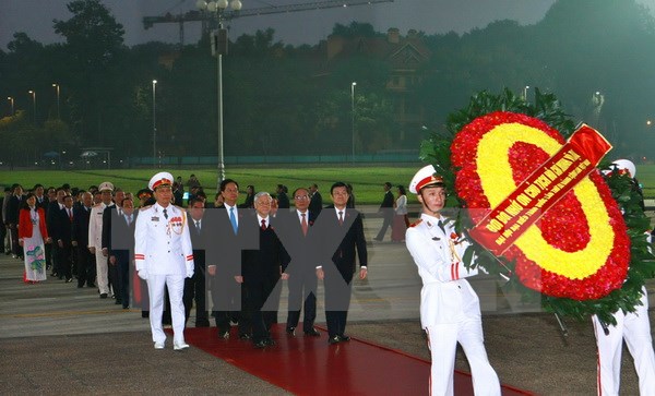 Lãnh đạo Đảng, Nhà nước và đại biểu dự Đại hội đại biểu toàn quốc lần thứ XII của Đảng đến đặt vòng hoa và vào Lăng viếng Chủ tịch Hồ Chí Minh. (Nguồn: TTXVN)