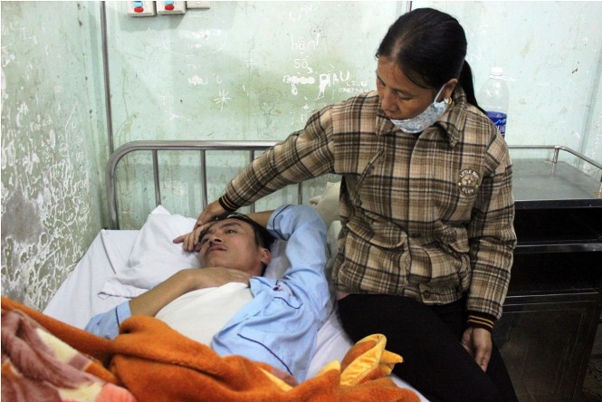  Ông Nguyễn Hồng Thái đang điều trị tại bệnh viện Ba Đồn, trong tình trạng trên người đầy thương tích.