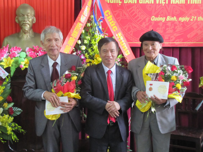 Tiến sĩ Trần Hữu Sơn tặng kỉ niệm chương cho các cá nhân có nhiều đống góp trong công tác sưu tầm, nghiên cứu, phổ biến và truyền dạy vốn văn hóa-văn nghệ dân gian.             