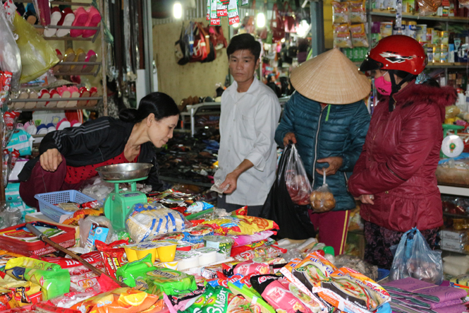 Người tiêu dùng chọn mua hàng Việt tại chợ Hoàn Lão.
