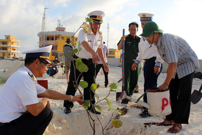 Đoàn công tác cùng cán bộ chiến sỹ đảo chìm Đá Tây trồng cây trên đảo nhân dịp xuân mới.