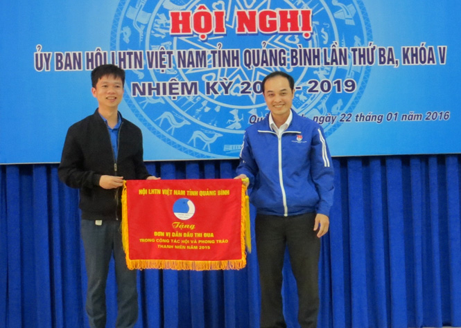 Đồng chí Trần Sơn Tùng, Chủ tịch Hội LHTN Việt Nam tỉnh trao cờ thi đua đơn vị xuất sắc cho Hội LHTN Việt Nam huyện Bố Trạch.