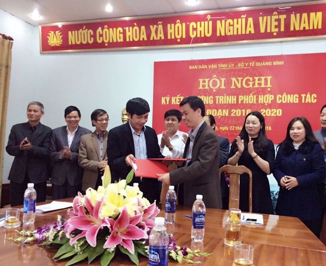 Đồng chí Nguyễn Công Huấn, Ủy viên Thường vụ Tỉnh ủy-Trưởng Ban Dân vận và đồng chí Nguyễn Đức Cường, Tỉnh ủy viên-Giám đốc Sở Y tế đã thống nhất ký kết vào chương trình phối hợp công tác giữa hai ngành.