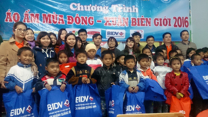Đoàn Trường đại học Quảng Bình trao quà cho các em học sinh Trường tiểu học Phú Trạch (Bố Trạch).