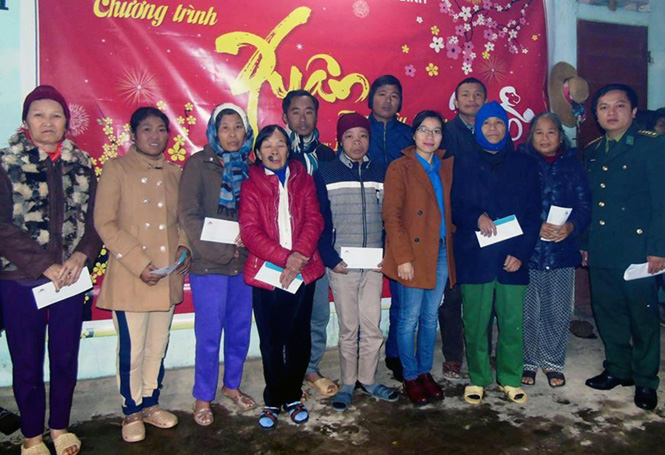Hội từ thiện Tâm Bồ Đề Quảng Bình và Đồn Biên phòng Ra Mai trao quà cho các gia đình có hoàn cảnh đặc biệt khó khăn trên địa bàn tỉnh ta.