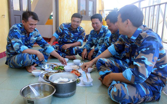 Ảnh 11 : Bữa cơm trưa của những người lính đảo chìm Đá Đông