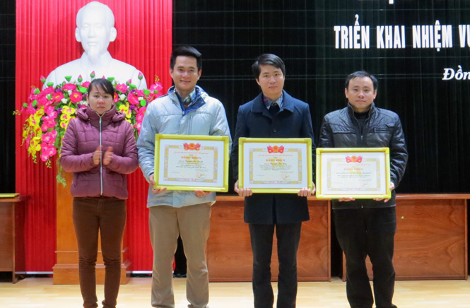 Đồng chí Nguyễn Thị Minh, Phó Bí thư Tỉnh Đoàn trao bằng khen cho các tập thể và cá nhân đã có thành tích xuất sắc trong công tác Đoàn và phong trào thanh niên.