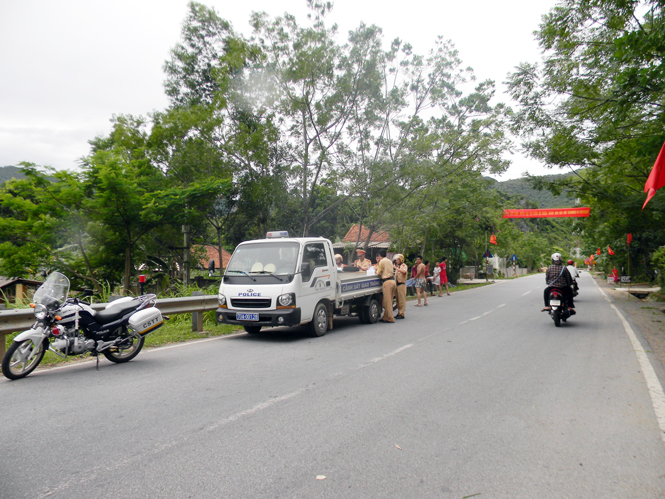 Ảnh 2 : Lực lượng Công an huyện Tuyên Hoá đẩy mạnh tuần tra, kiểm soát để ngăn chặn có hiệu quả tình trạng vi phạm trật tự an toàn giao thông.