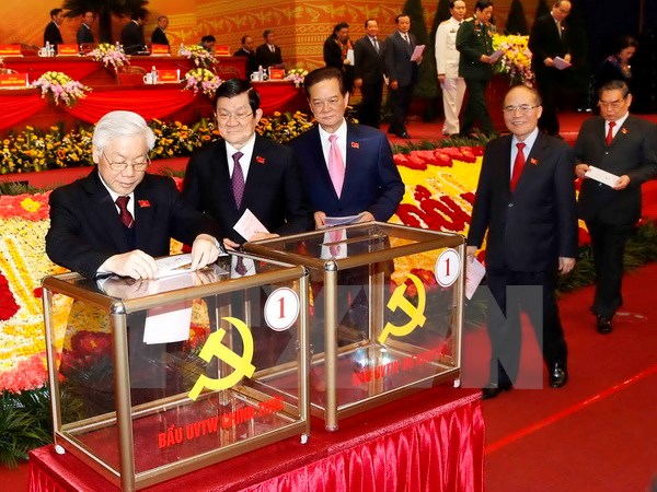 Các đồng chí lãnh đạo Đảng, Nhà nước và đại biểu bỏ phiếu bầu Ban Chấp hành Trung ương Đảng khóa XII. (Ảnh: TTXVN)
