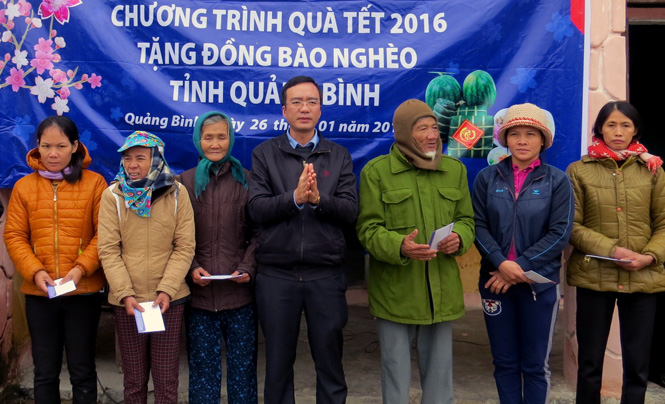 Ông Nguyễn Quang Đại, Phó Giám đốc Chi nhánh, Chủ tịch Công Đoàn BIDV Bắc Quảng Bình trao quà tết cho các hộ dân có hoàn cảnh khó khăn tại thị xã Ba Đồn.