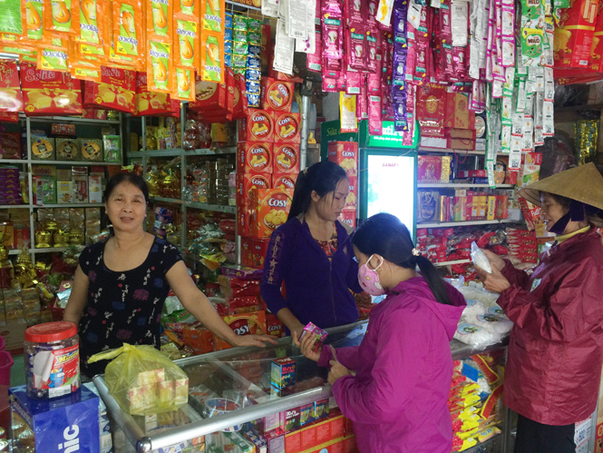 Quầy hàng bách hóa tổng hợp Thanh Lâm ở chợ Hiền Ninh là một trong những đơn vị kinh doanh bảo đảm vệ sinh an toàn thực phẩm và thực hiện tốt giá niêm yết.