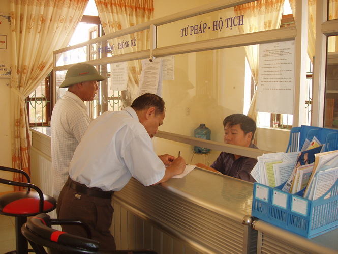 Người dân đến giao dịch tại bộ phận một cửa xã Đức Ninh (Đồng Hới). Ảnh: P.V