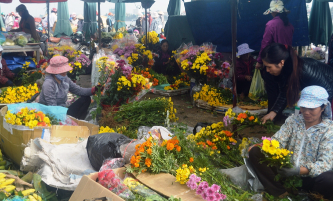 Là phiên chợ Tết nên các loại hoa được bày bán phong phú và đa dạng hơn.