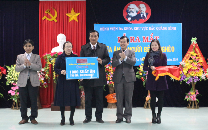 Đại diện Ngân hàng Nông nghiệp và Phát triển nông thôn Quảng Trạch trao 20 triệu đồng ủng hộ Quỹ “Bữa ăn vì bệnh nhân nghèo”.