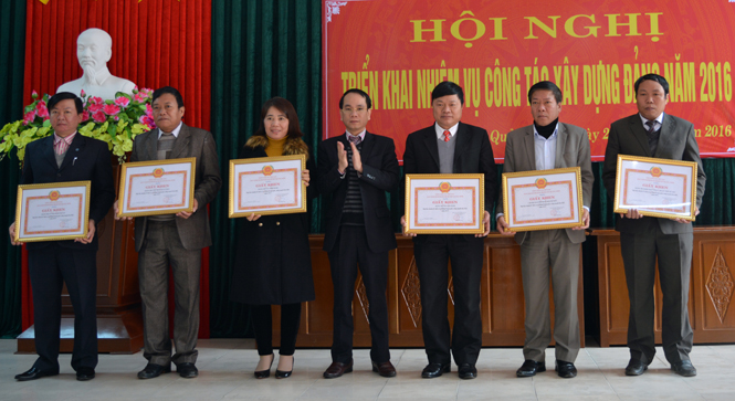 Đồng chí Phan Mạnh Hùng, Bí thư Huyện ủy trao giấy khen cho các đảng bộ, chi bộ đạt TSVM tiêu biểu năm 2015.