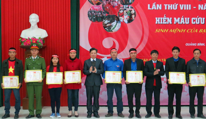 Đồng chí Nguyễn Tiến Hoàng, TUV, Phó Chủ tịch UBND tỉnh trao bằng khen cho các tập thể có thành tích xuất sắc trong phong trào hiến máu tình nguyện năm 2015.