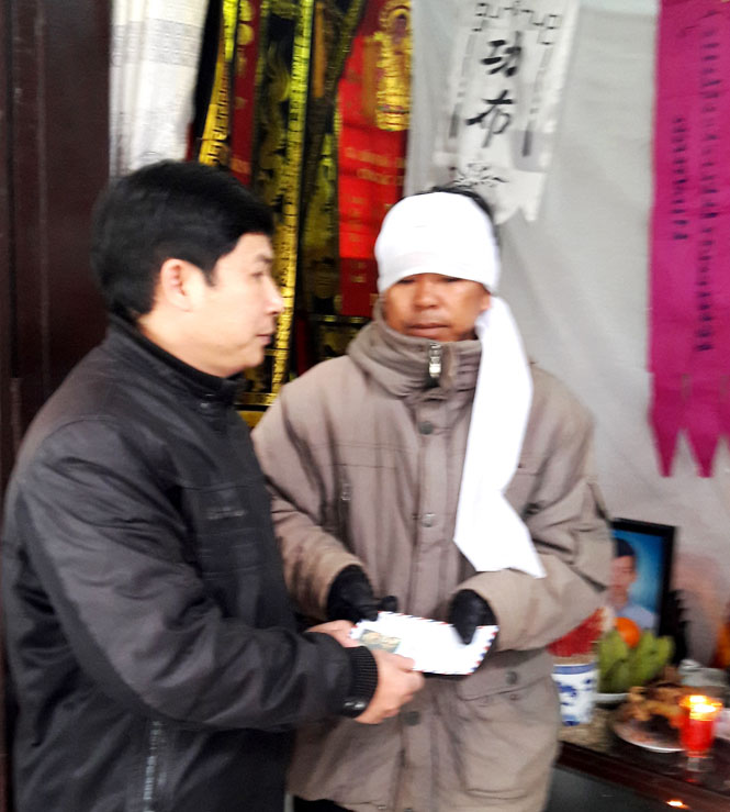  Số tiền hỗ trợ từ Quỹ XHTT Tấm lòng vàng Lao Động được trao tận tay cho gia đình anh Biền.