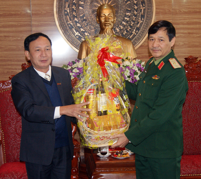 Đồng chí Trần Hải Châu, Ủy viên Ban Thường vụ Tỉnh ủy, Trưởng ban Nội chính Tỉnh ủy tặng quà Tết chúc mừng Quân khu 4. 