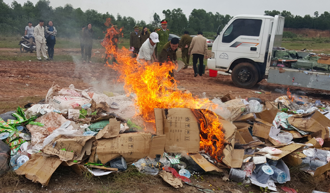  Hàng hóa bị tiêu hủy tại bãi rác thành phố Đồng Hới