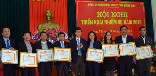 Đồng chí Lê Công Hữu, Tỉnh ủy viên, Bí thư Đảng ủy Khối Doanh nghiệp trao giấy khen tặng thưởng cho các tổ chức cơ sở Đảng đạt tiêu chuẩn TSVM tiêu biểu năm 2015.