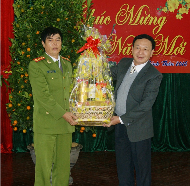 Đồng chí Trần Hải Châu, Ủy viên Ban Thường vụ, Trưởng ban Nội chính Tỉnh ủy tặng quà Tết chúc mừng Phòng cảnh sát PCCC và CNCH.
