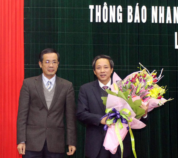 Đồng chí Trần Công Thuật, Phó Bí thư Thường trực Tỉnh ủy tặng hoa chúc mừng đồng chí Hoàng Đăng Quang được bầu vào Ban Chấp hành Trung ương Đảng khóa XII