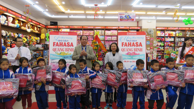 Đại diện lãnh đạo Công ty FAHASA trao quà cho các em học sinh có hoàn cảnh đặc biệt khó khăn.  