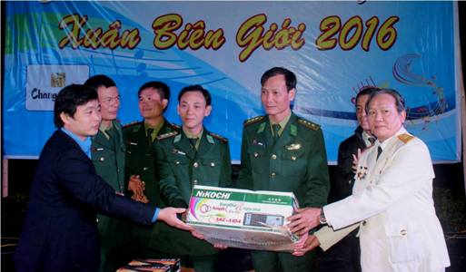 Đại diện Đoàn thanh niên và Hội Cựu chiến binh Khối tặng quà cho cán bộ chiến sỹ Đồn biên phòng Cà Xèng.