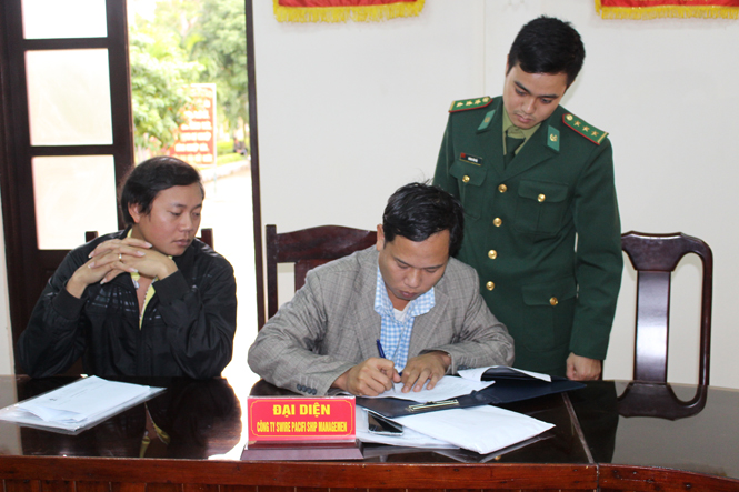 Đại diện Văn phòng Đại diện tại Việt Nam của Công ty Swire pacific Ship Management.LTD ký biên bản bàn giao và tiếp nhận nạn nhân Tạ Trí Dũng từ Bộ Chỉ huy BĐBP tỉnh.