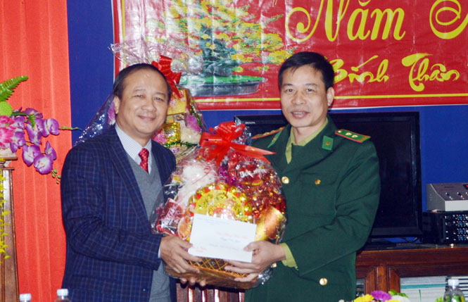 Đồng chí Trần Văn Tuân, Ủy viên Ban Thường vụ Tỉnh ủy, Chủ tịch Ủy ban MTTQ Việt Nam tỉnh tặng quà cho Đồn Biên phòng Cà Xèng.