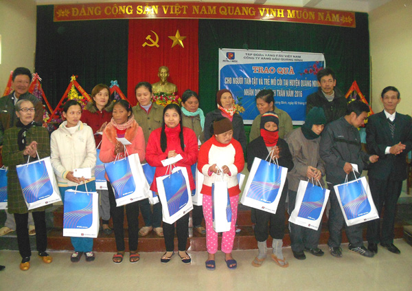 Đại diện lãnh đạo Công ty Xăng dầu Quảng Bình trao quà cho người khuyết tật và trẻ mồ côi ở huyện Quảng Ninh.