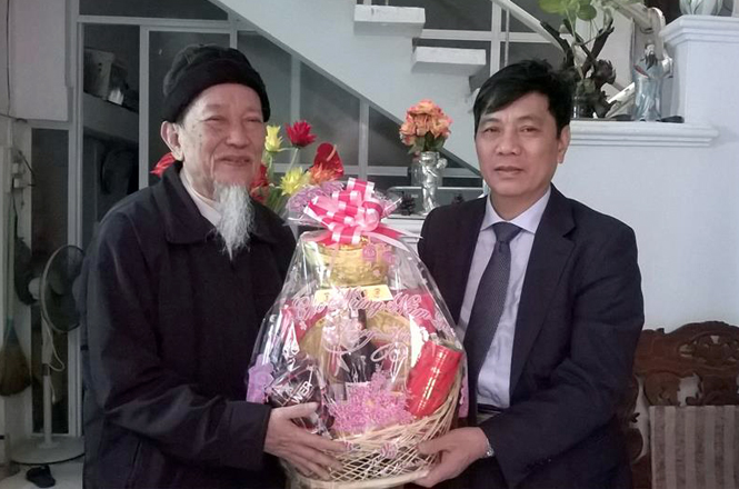 Đồng chí Bí thư thành ủy Đồng Hới tặng quà cho ông Nguyễn Đình Chí, nguyên Phó Chủ tịch HĐND tỉnh