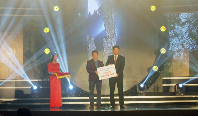 Đạo diễn Nguyễn Hoàng Lâm (bên trái) trao tặng tỉnh Quảng Bình dữ liệu về hang Sơn Đoòng.