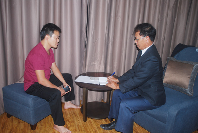 Ảnh 11 : Tác giả bài báo trò chuyện với đạo diễn Nguyễn Hoàng Lâm.