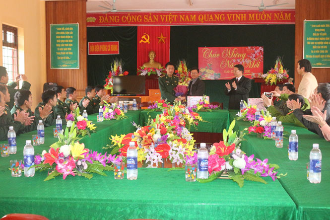 Đồng chí Trần Tiến Sỹ, Phó bí thư Huyện ủy thăm đồn biên phòng Cà Roòng, xã Thượng Trạch.