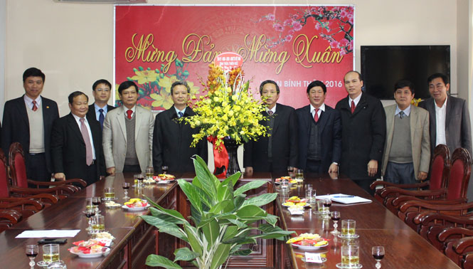 Đoàn cán bộ tỉnh Thừa – Thiên Huế chụp ảnh lưu niệm cùng các đồng chí lãnh đạo tỉnh Quảng Bình
