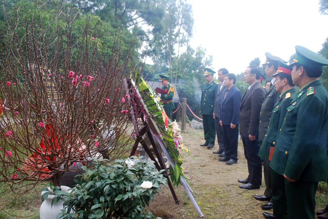 Chú thích ảnh: Các đồng chí lãnh đạo tỉnh dâng hương tưởng niệm Đại tướng Võ Nguyên Giáp.  